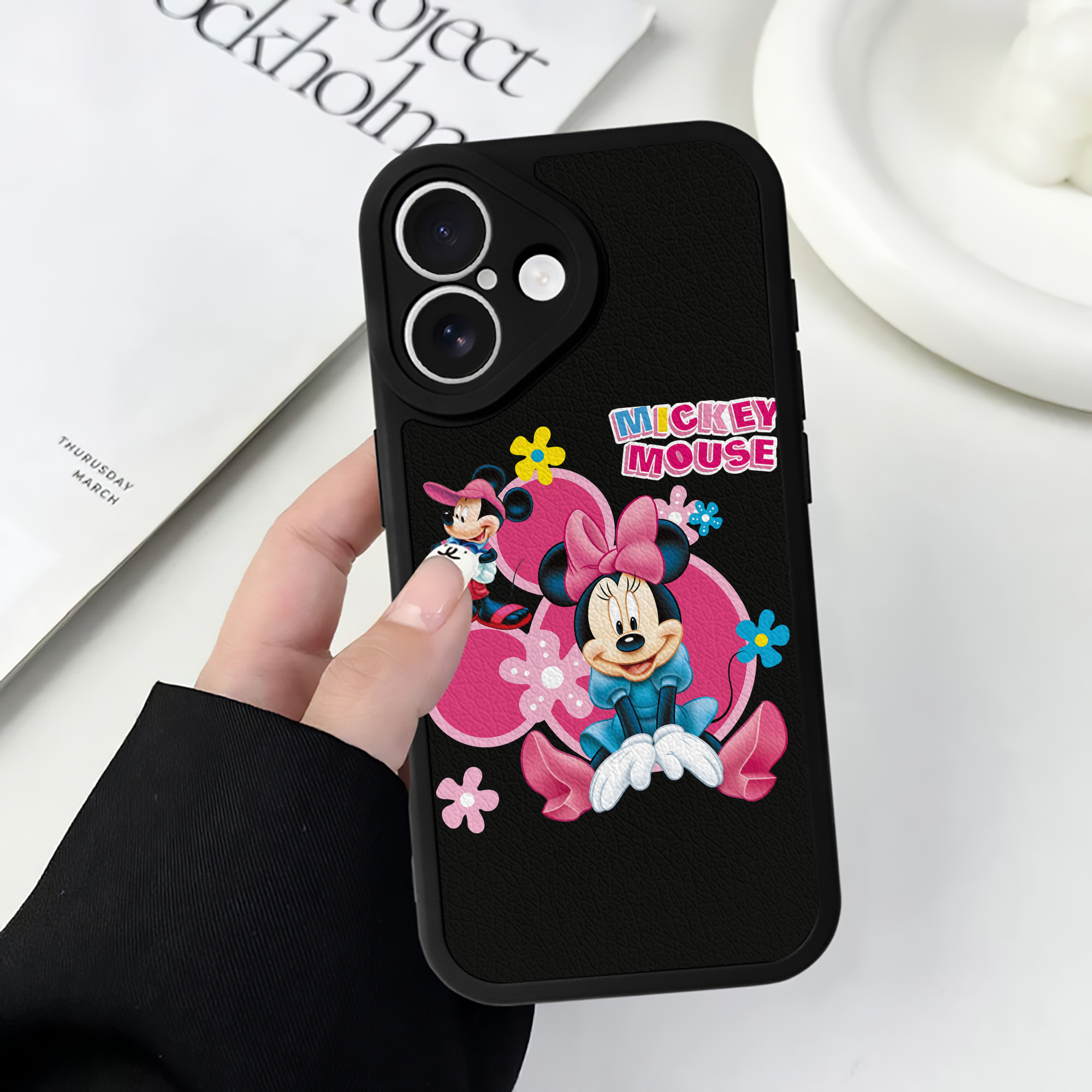 （画像用） ミッキーマウス Mickey Mouse 【iPhone 16シリーズ対応】シリコンスマホケース（レザー調） 材質：シリコン